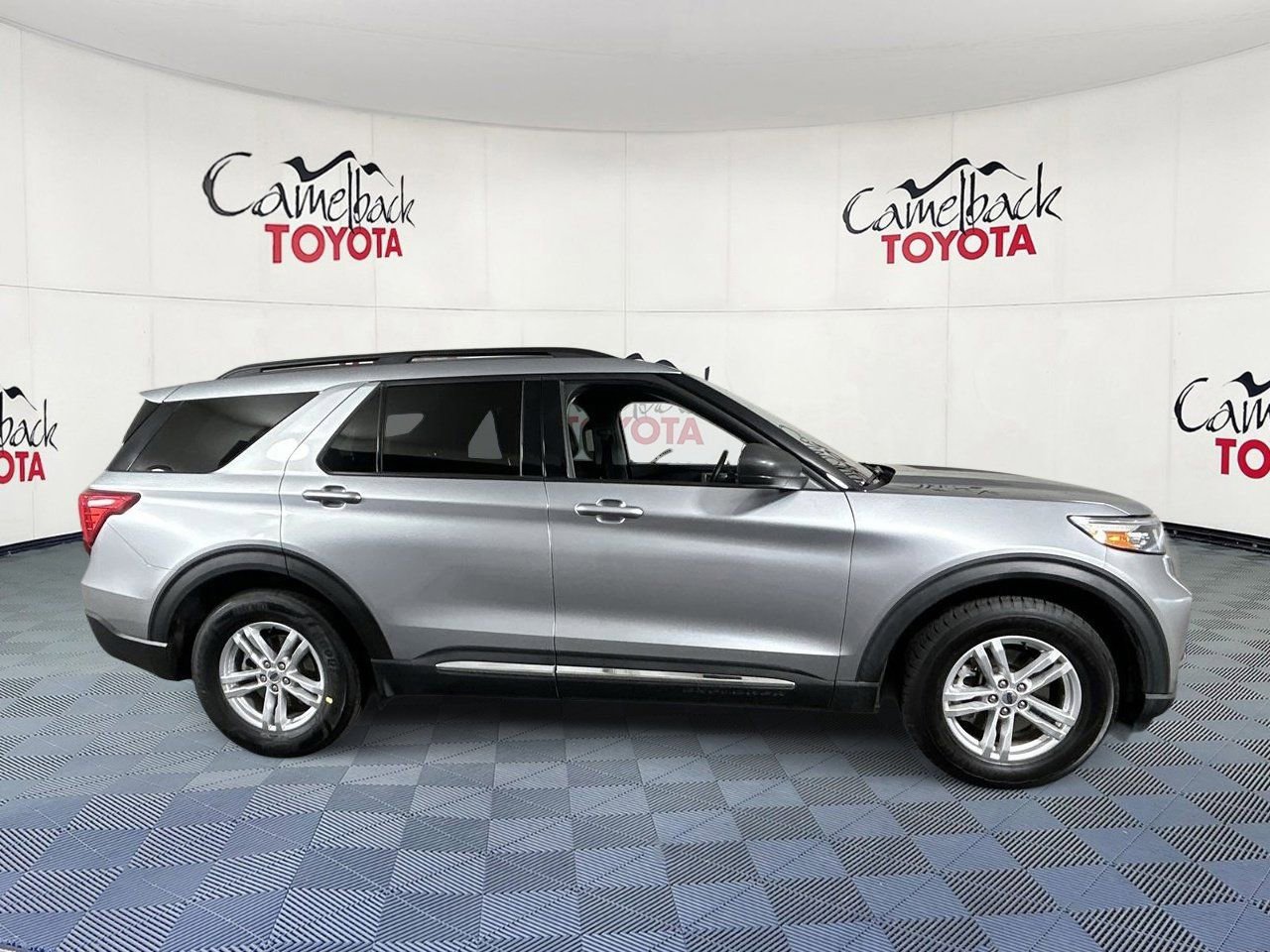 Used 2024 Ford Explorer XLT w/ Equipment Group 202A RWD image 8