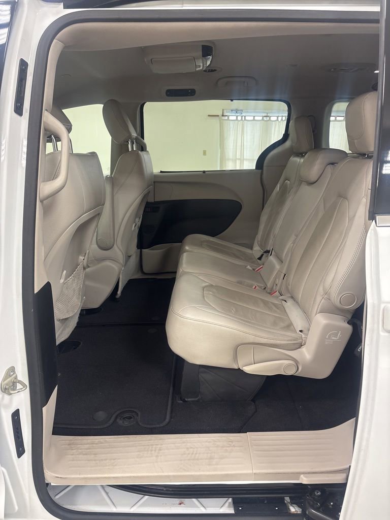 Used 2018 Chrysler Pacifica Touring-L w/ Tire & Wheel Group FWD image 20