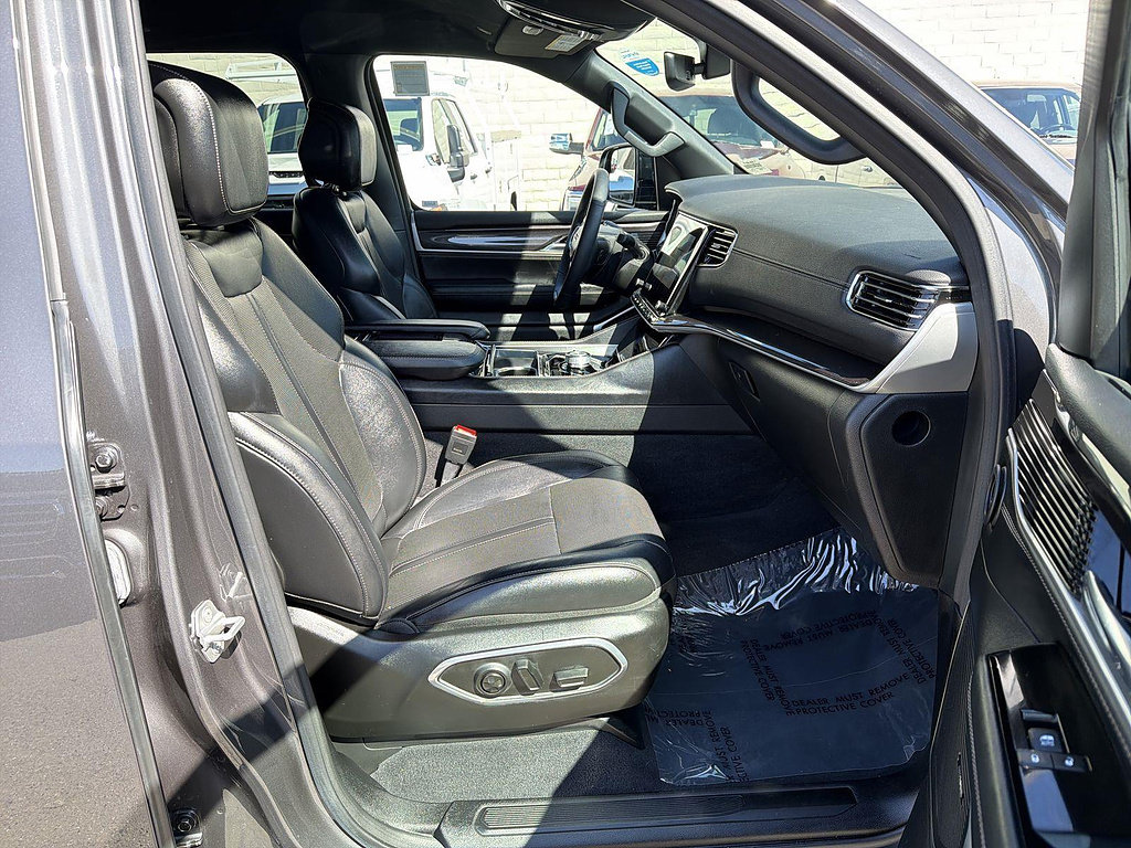 Used 2023 Jeep Wagoneer 4WD image 27