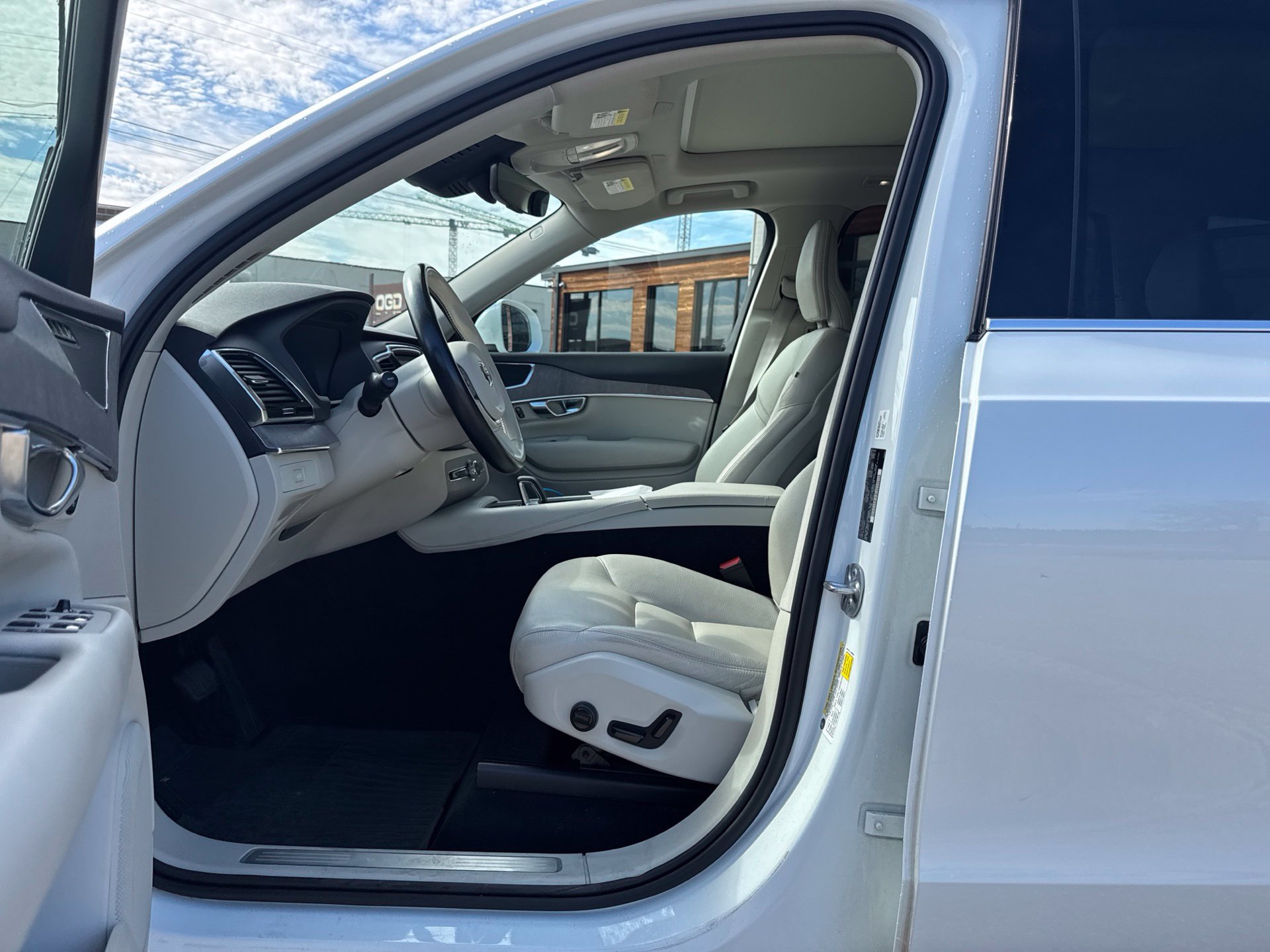 Used 2023 Volvo XC90 B5 Plus w/ Protection Package Premier AWD/4WD image 9