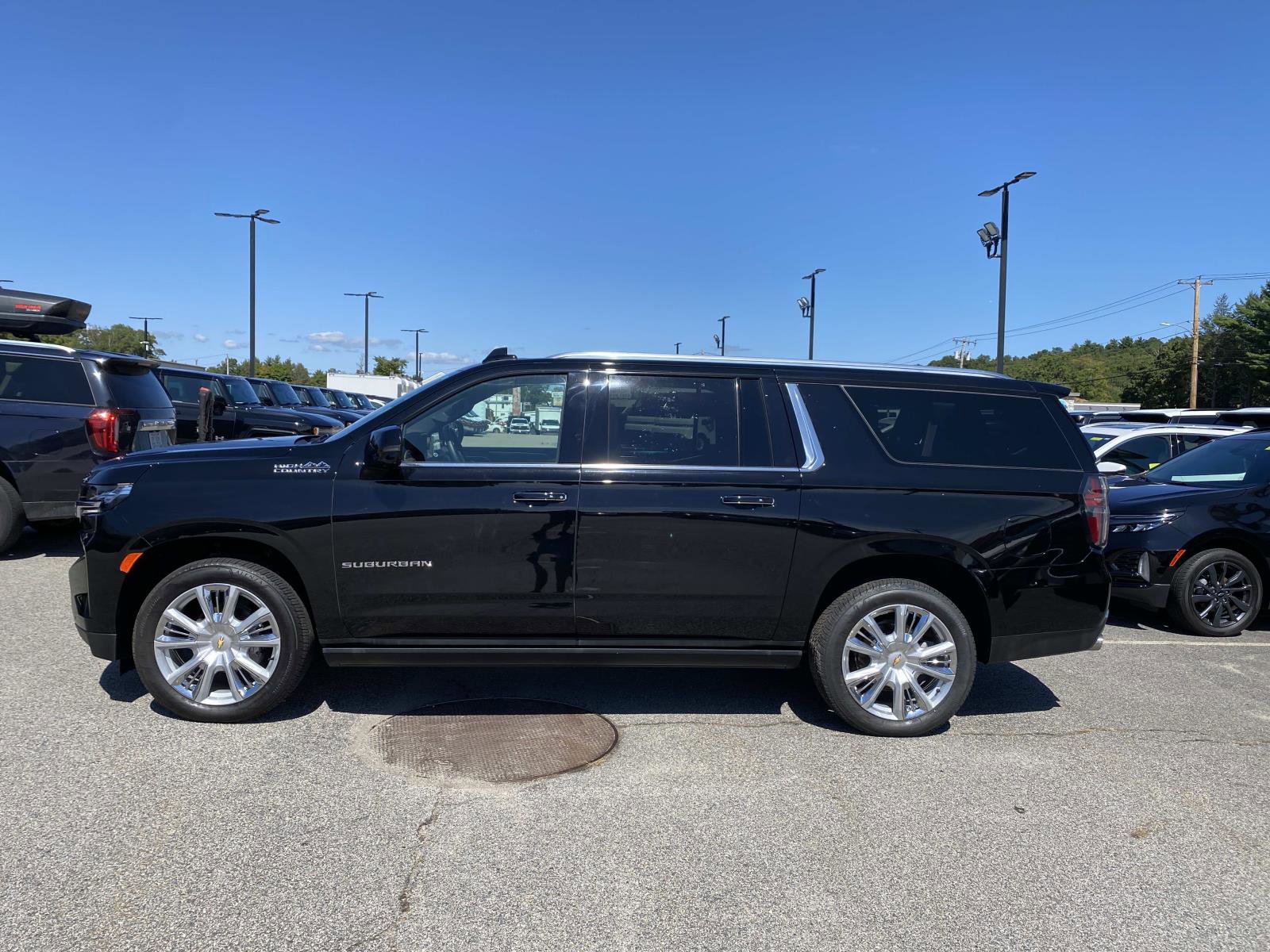 Used 2024 Chevrolet Suburban High Country w/ Premium Package 2 AWD/4WD image 2
