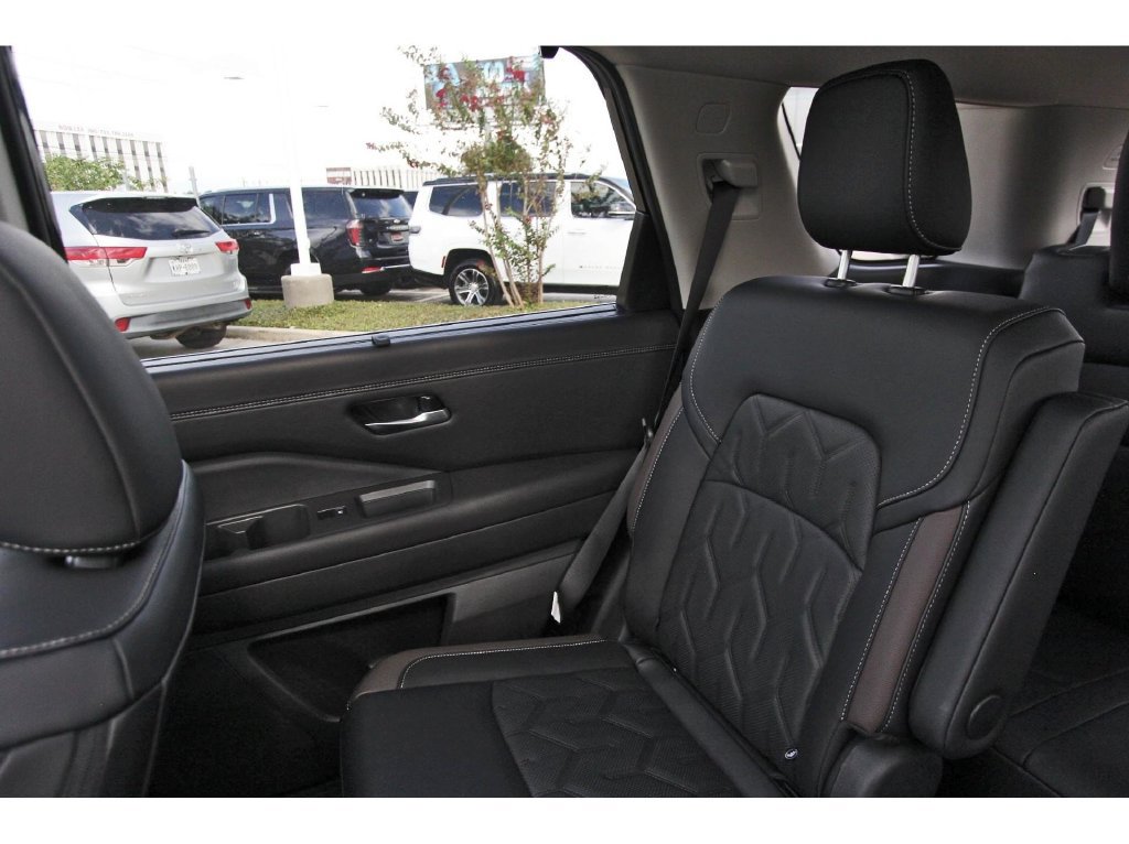 New 2026 Nissan Pathfinder Platinum FWD image 9