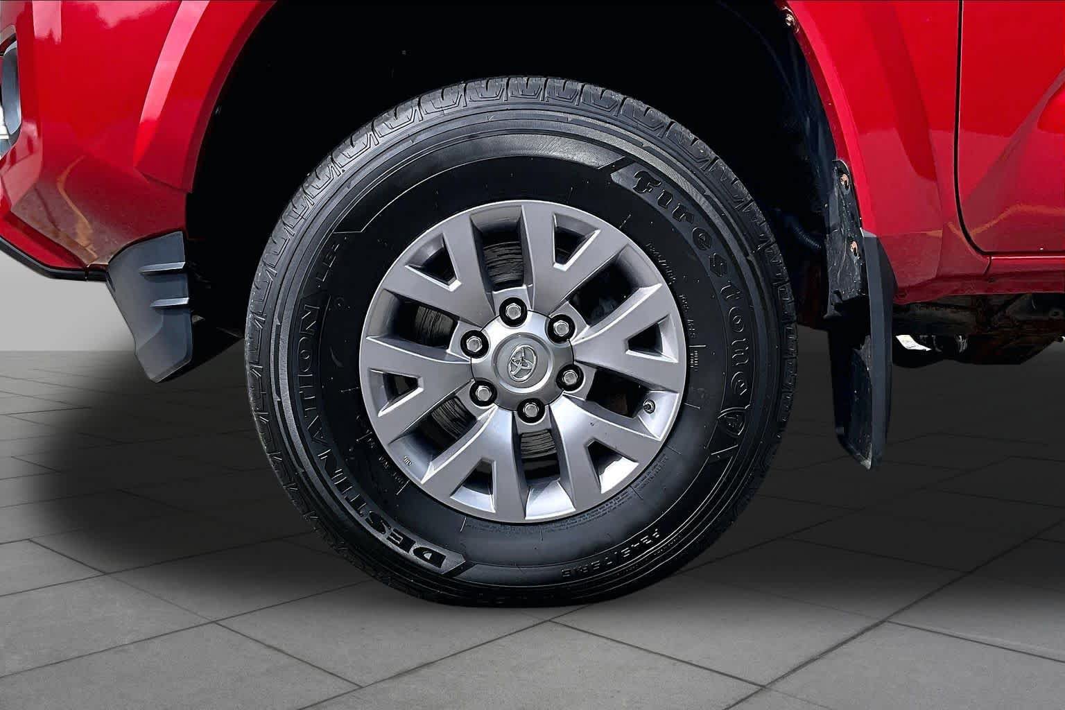 Used 2017 Toyota Tacoma SR5 AWD/4WD image 11