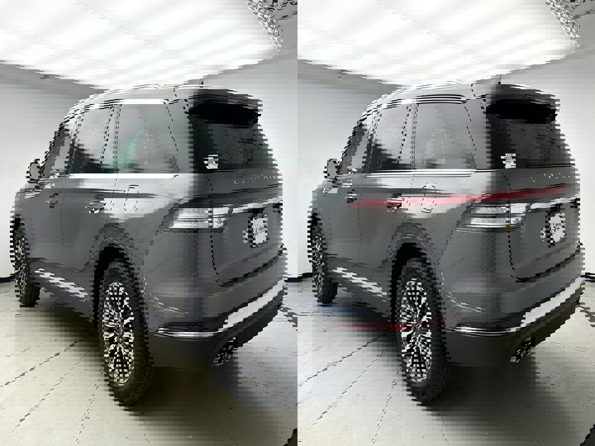 Used 2022 Lincoln Aviator AWD w/ Premium Package image 3