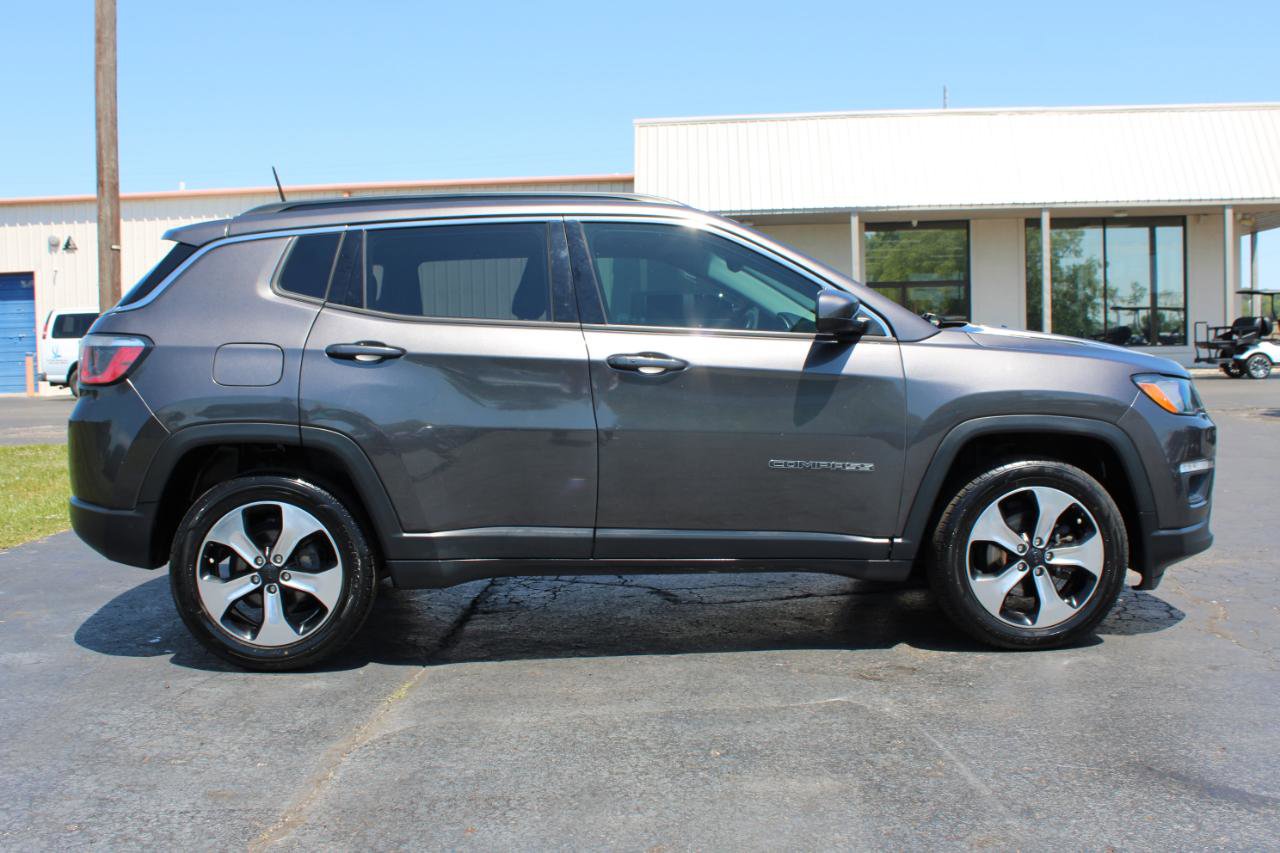 Used 2017 Jeep Compass Latitude w/ Cold Weather Group AWD/4WD image 3