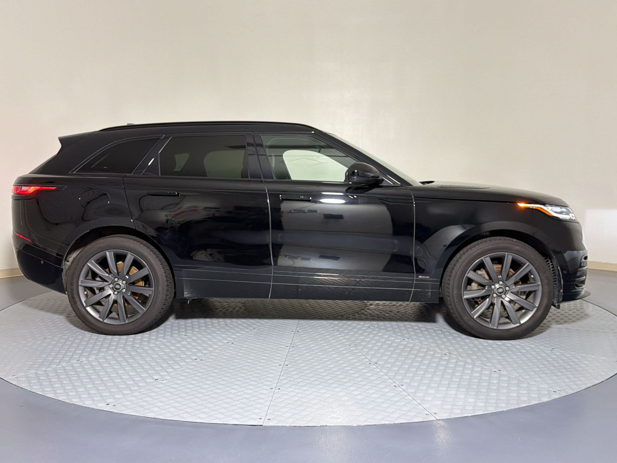 Used 2018 Land Rover Range Rover Velar R-Dynamic HSE AWD/4WD image 7
