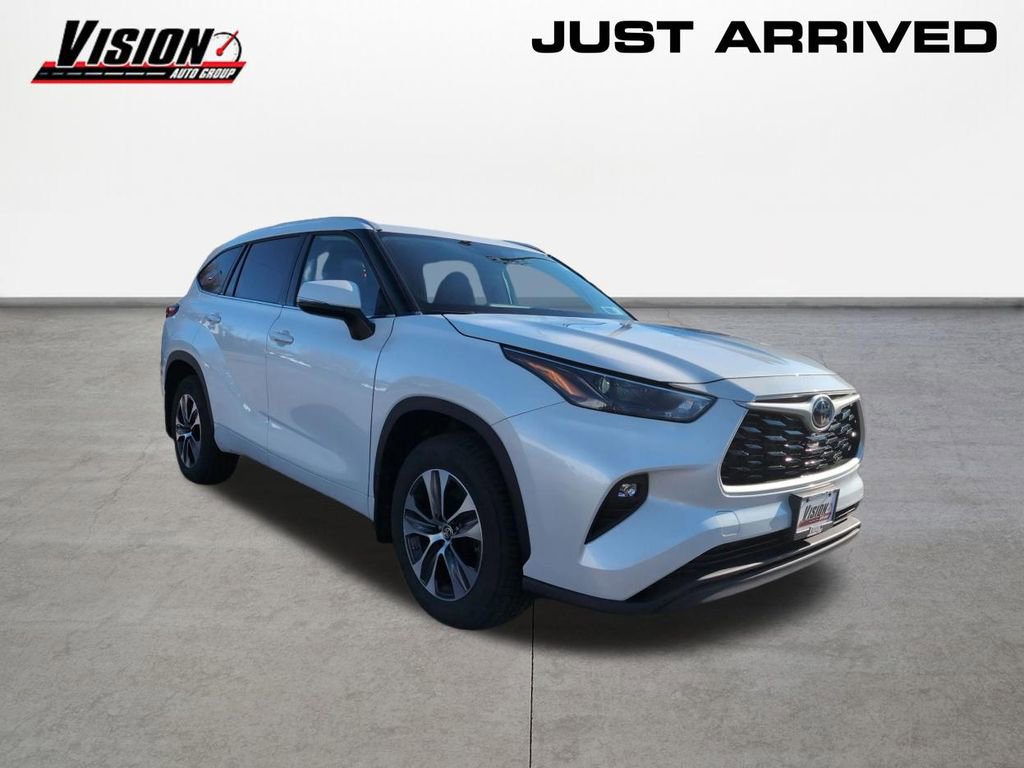 Used 2022 Toyota Highlander XLE video 3
