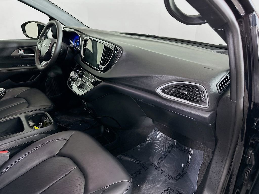 Used 2025 Chrysler Pacifica Select image 37