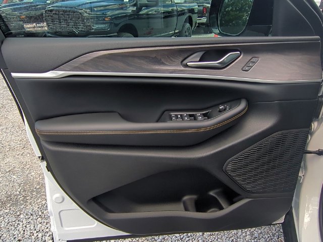 New 2026 Jeep Grand Cherokee Limited AWD/4WD image 12