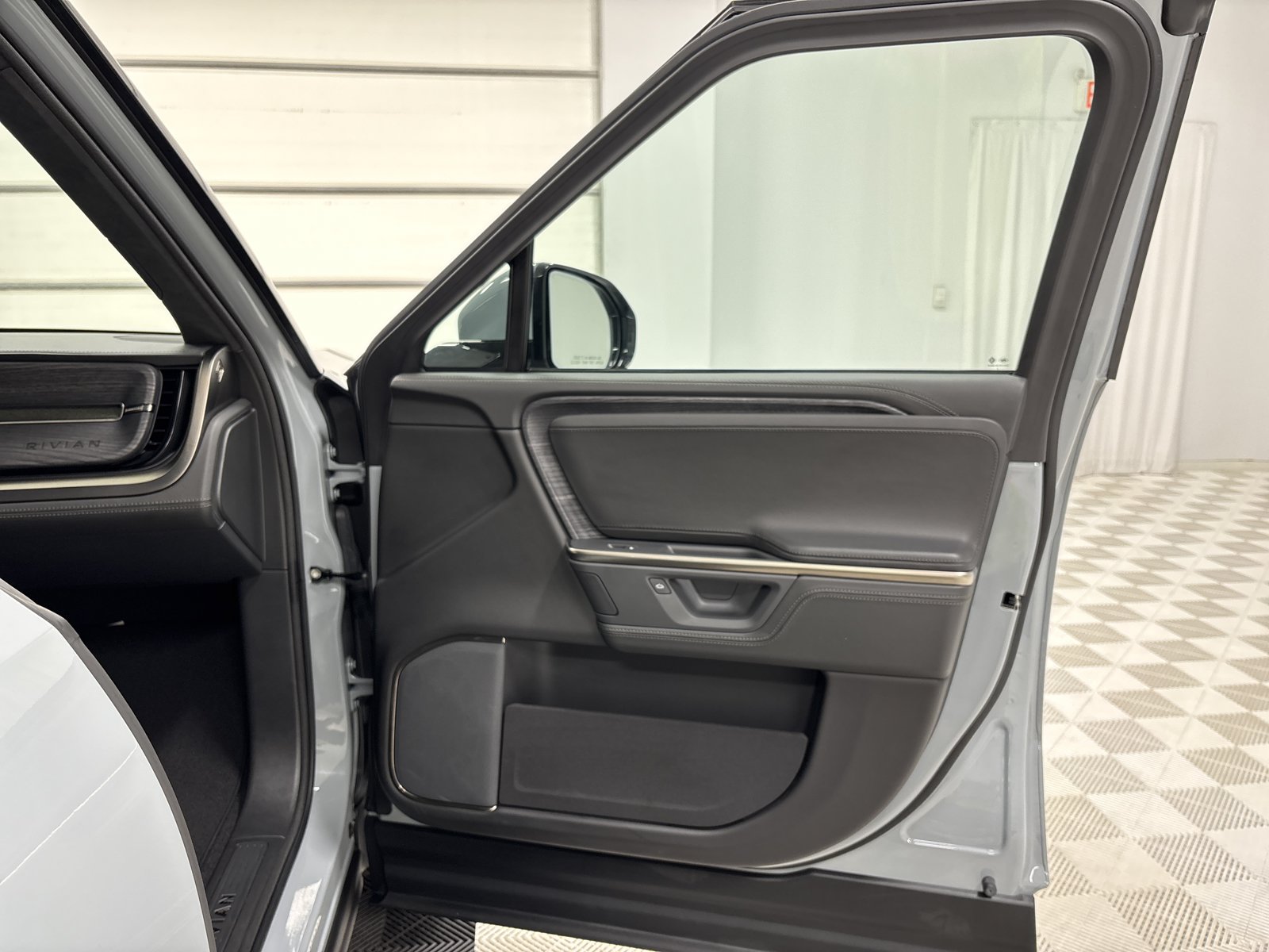 Used 2025 Rivian R1S Adventure AWD/4WD image 18