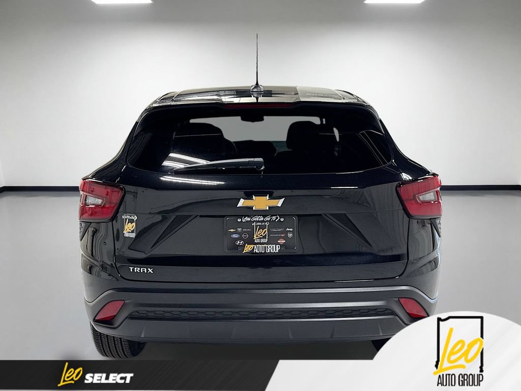 Used 2024 Chevrolet Trax LS w/ LS Convenience Package FWD image 9