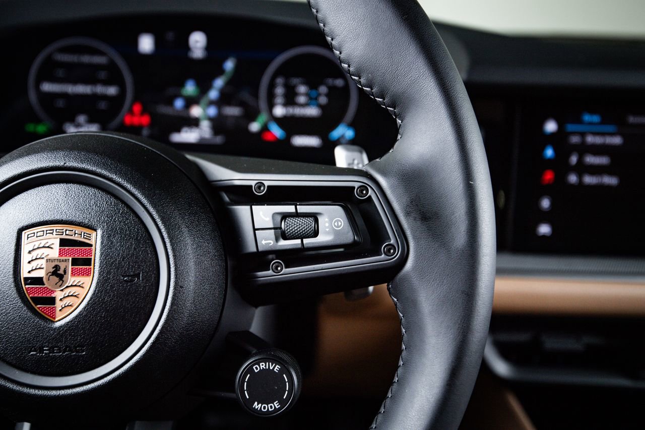 Certified 2025 Porsche Cayenne AWD/4WD image 16