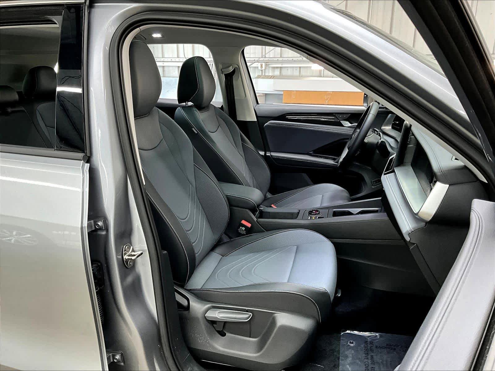 Used 2025 Volkswagen Tiguan SE w/ Panoramic Sunroof Package image 9