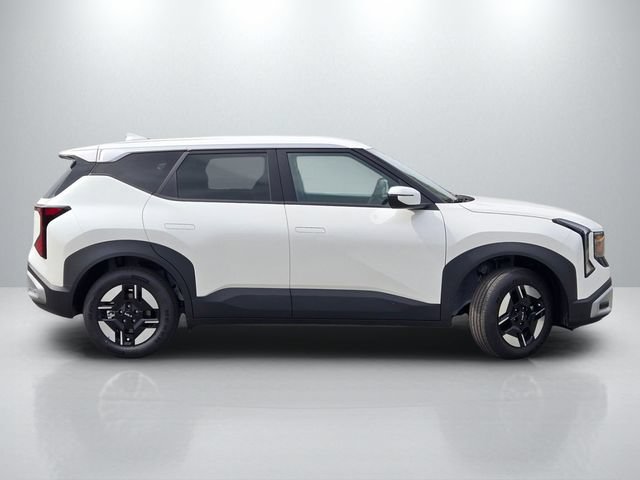 New 2027 Kia Seltos LX FWD image 3