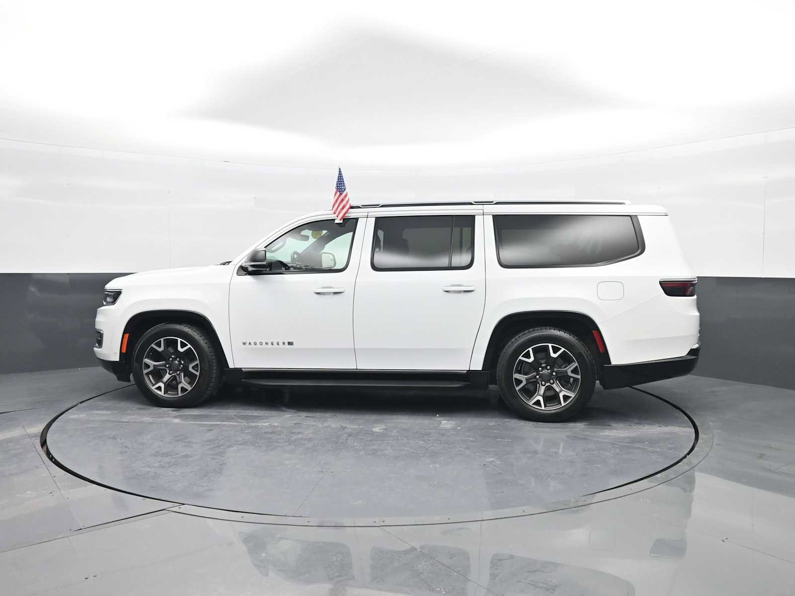 Used 2023 Jeep Wagoneer L Series III w/ Preferred Equipment Group image 5