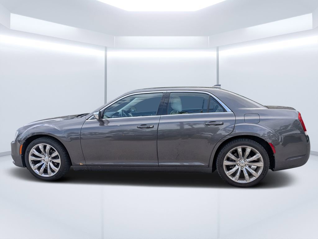Used 2018 Chrysler 300 Touring w/ Chrome Appearance Package RWD image 6