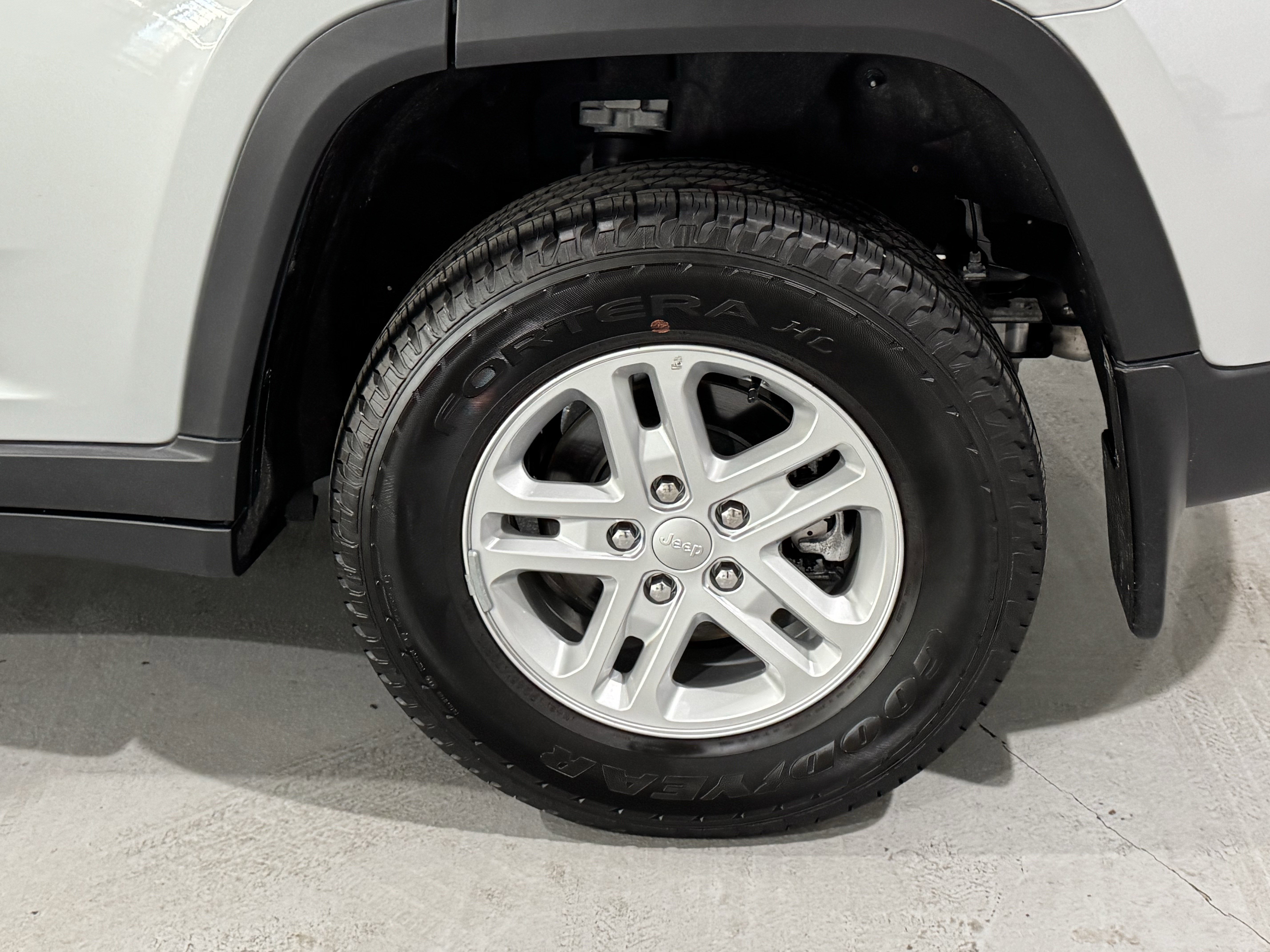 Used 2024 Jeep Grand Cherokee Laredo w/ MOPAR Finishing Package image 39