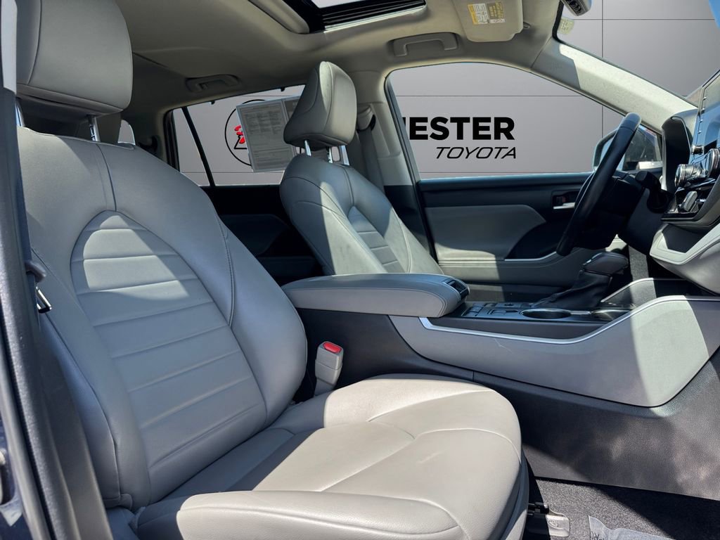 Used 2022 Toyota Highlander XLE AWD/4WD image 17