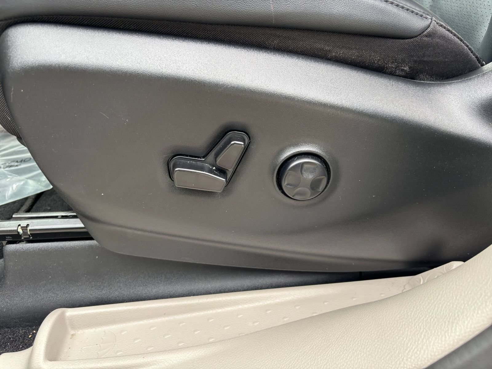 Used 2024 Chrysler Pacifica Touring-L FWD image 23