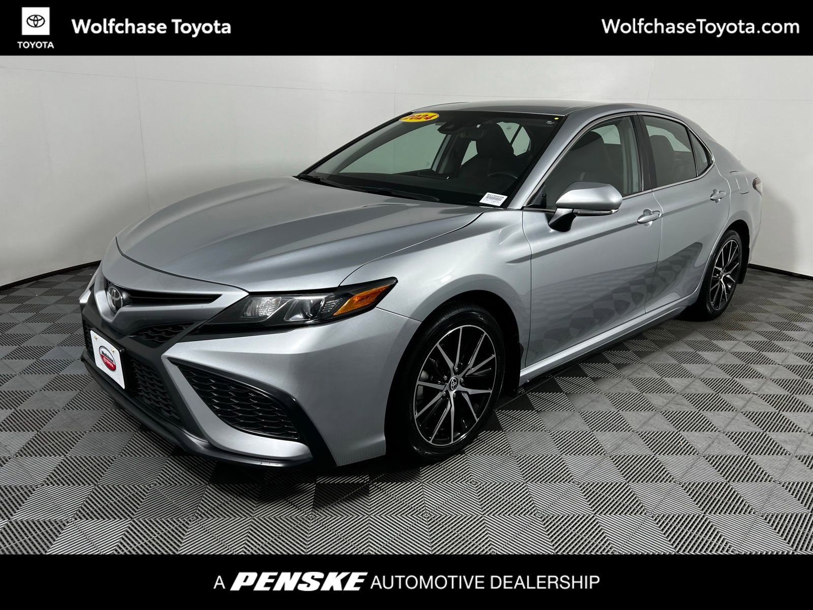 Used 2024 Toyota Camry SE image 1