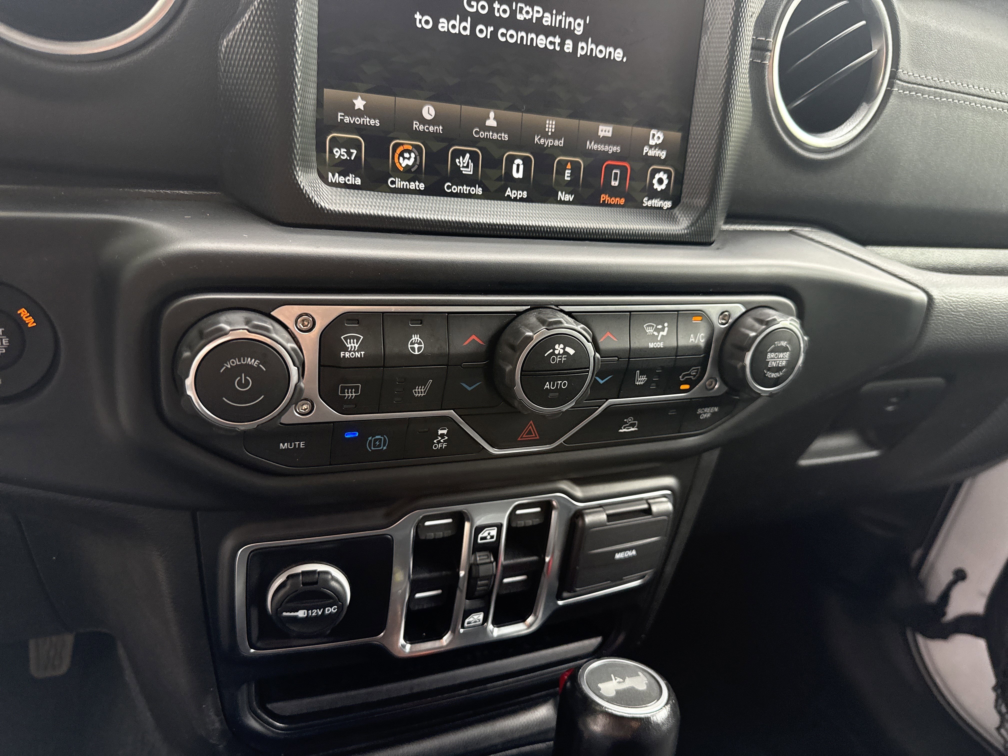 Used 2022 Jeep Wrangler Unlimited Sahara w/ Cold Weather Group AWD/4WD image 30
