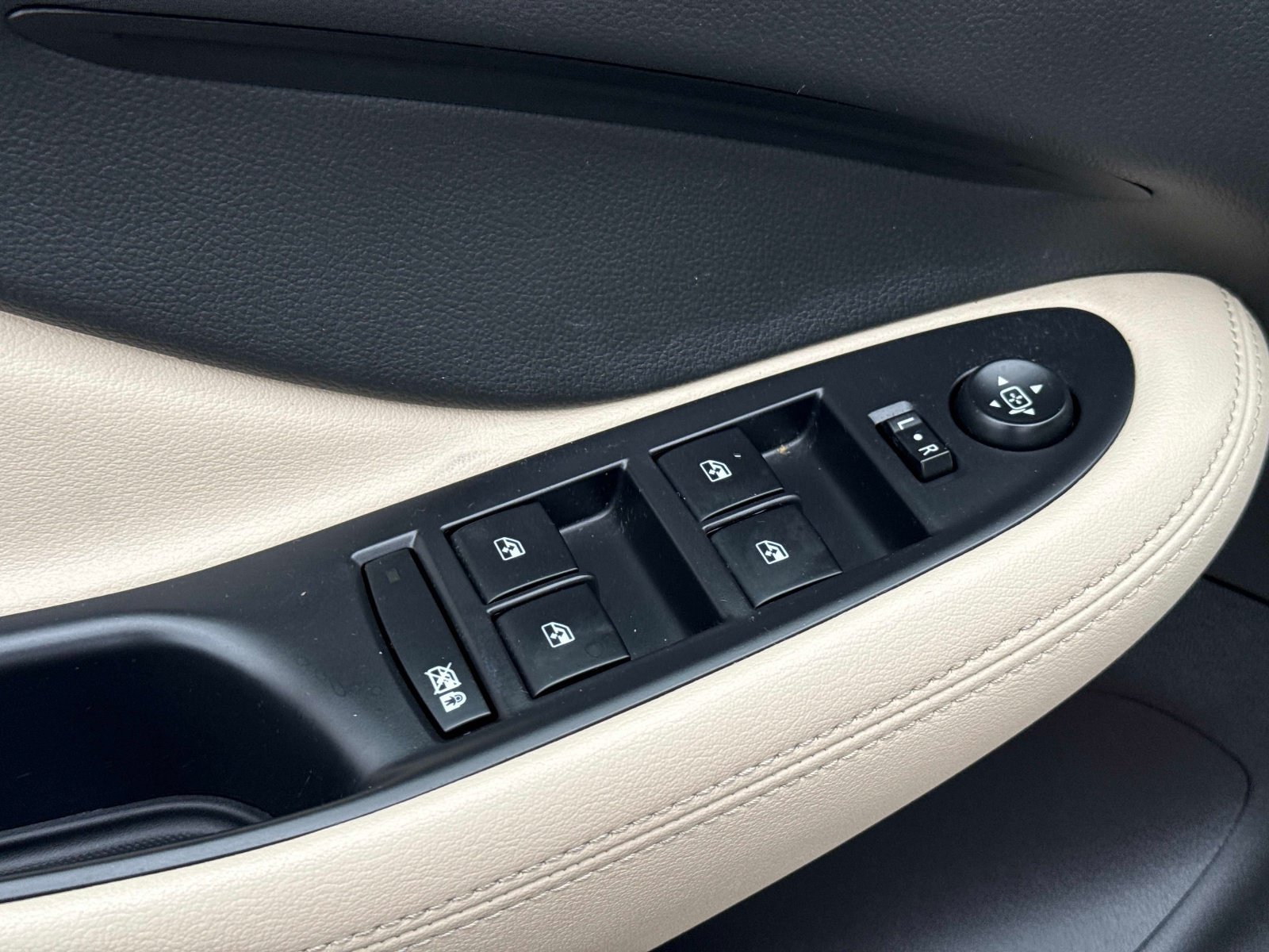 Used 2020 Buick Envision Essence FWD image 22