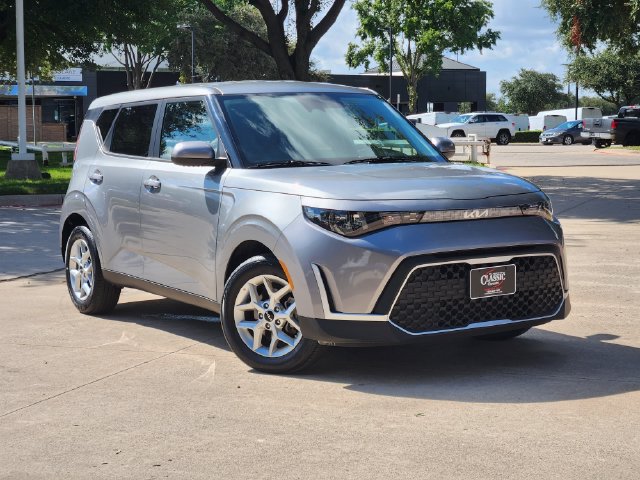 Used 2025 Kia Soul LX w/ LX Technology Package FWD image 2