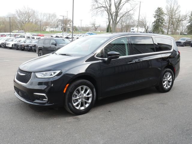 Used 2023 Chrysler Pacifica Touring-L w/ Uconnect Theater Family Group image 8