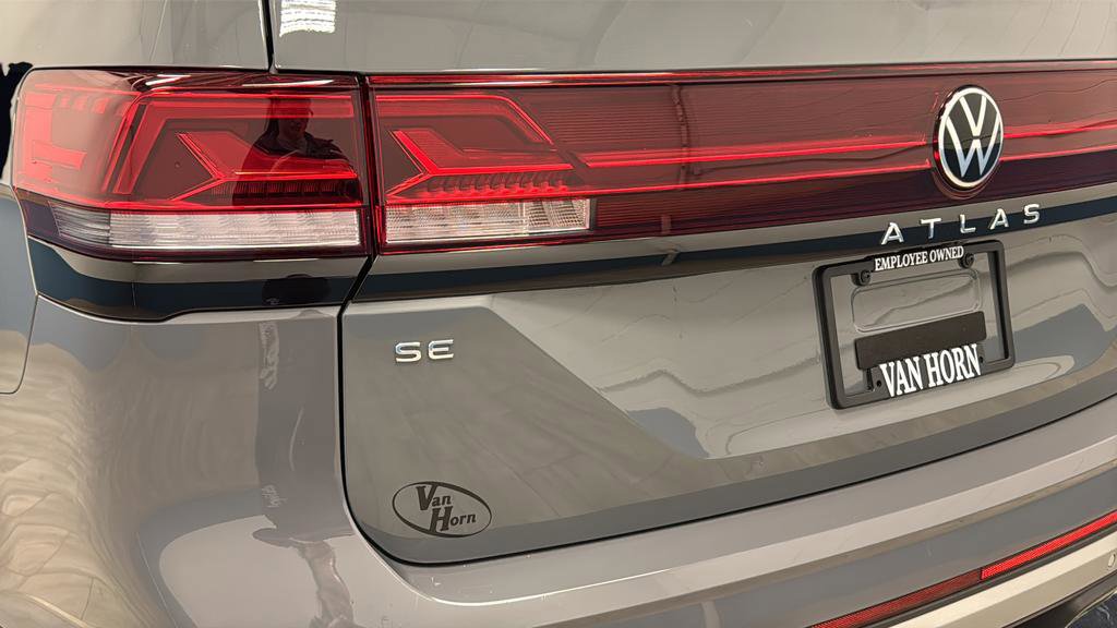 Used 2025 Volkswagen Atlas Peak Edition SE image 38