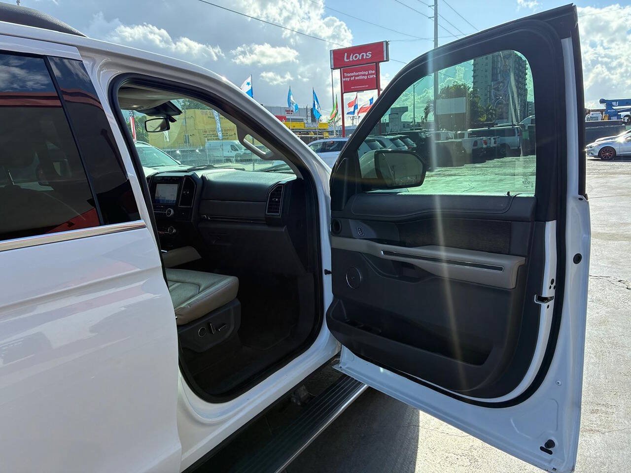 Used 2020 Ford Expedition Max Limited RWD image 4