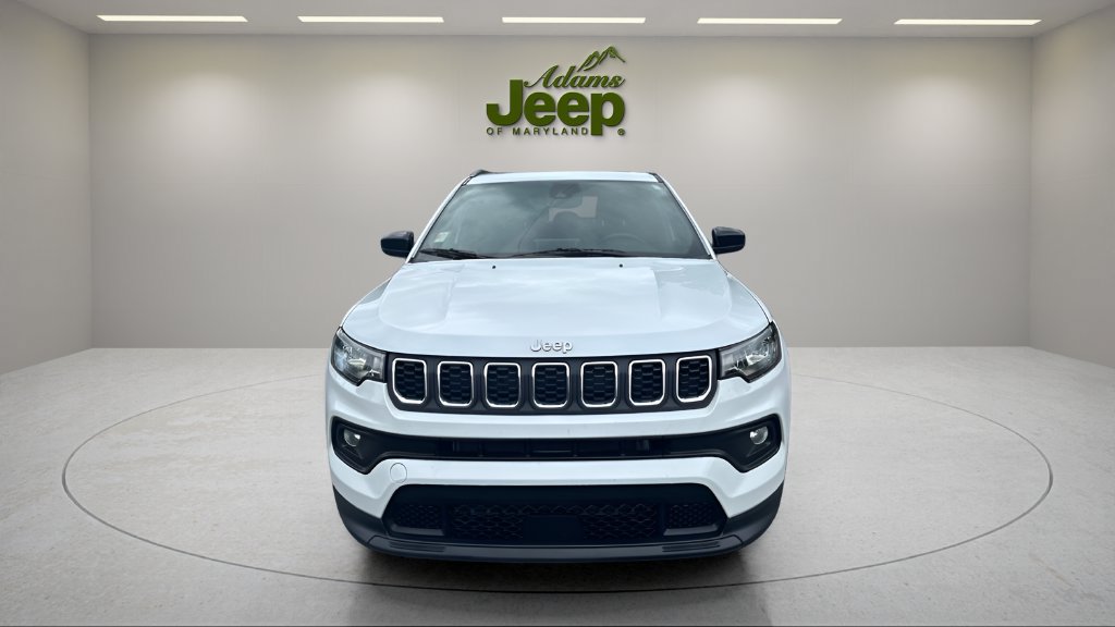 Used 2025 Jeep Compass Latitude w/ Sun & Sound Group AWD/4WD image 2
