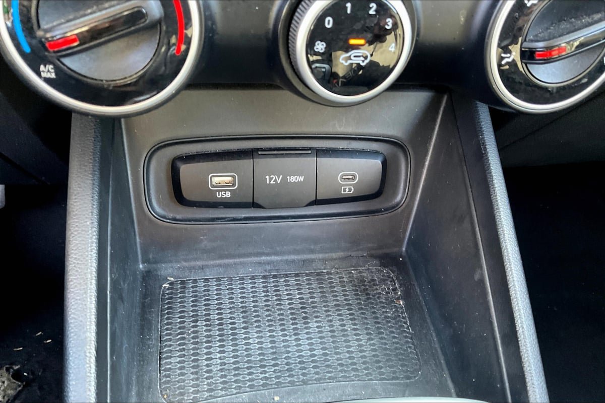 Used 2024 Hyundai Venue SE FWD image 31