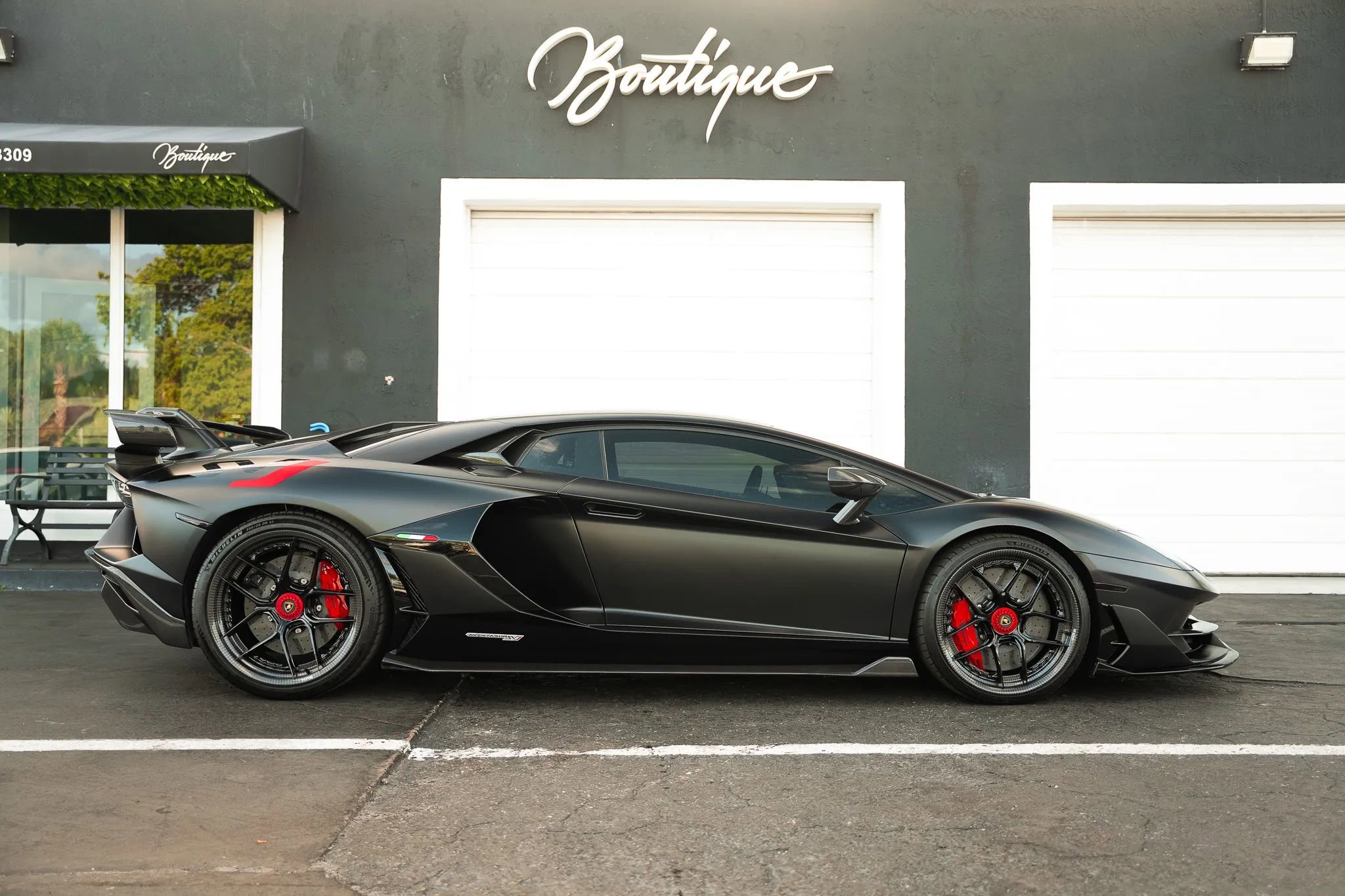 Used 2019 Lamborghini Aventador SVJ AWD/4WD image 4