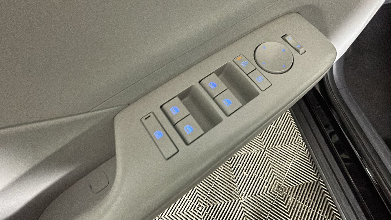Used 2025 Hyundai Kona SEL FWD image 12