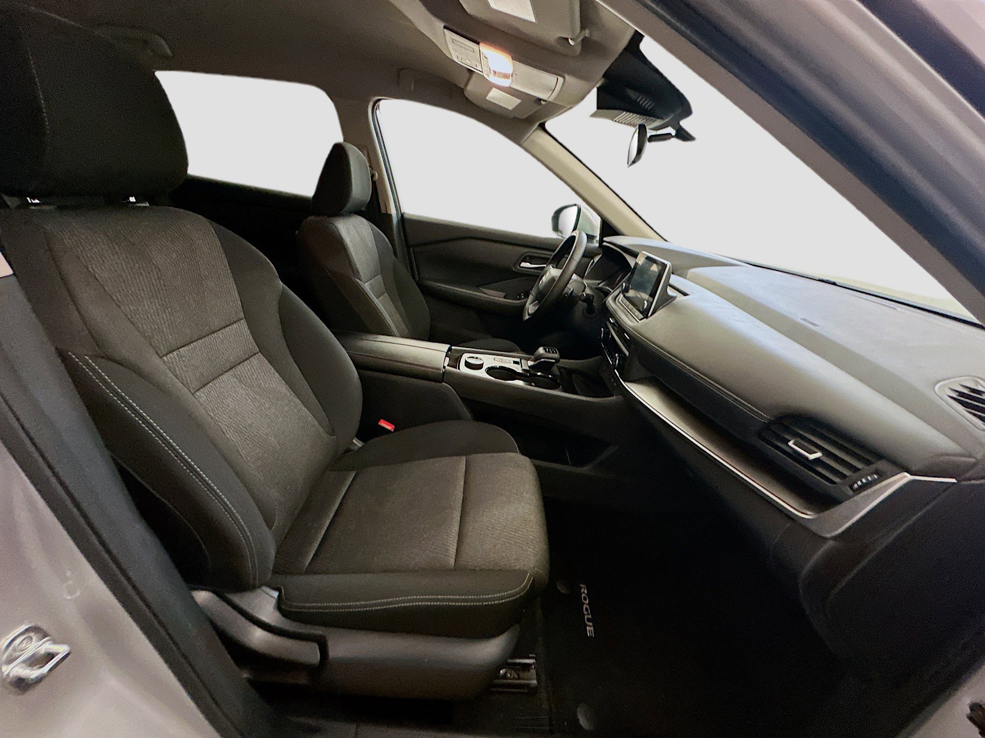 Used 2025 Nissan Rogue SV image 32