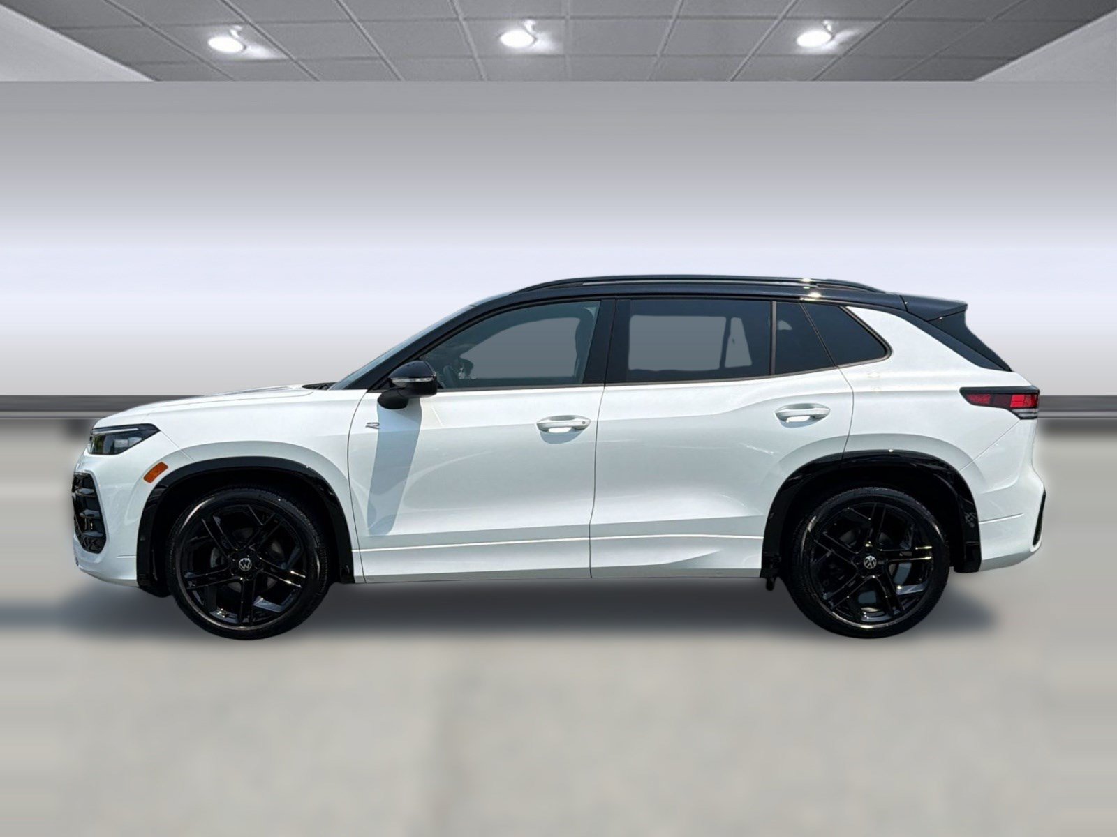 Used 2025 Volkswagen Tiguan SE R-Line FWD image 2