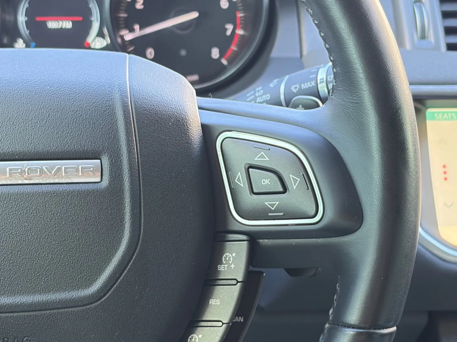 Used 2019 Land Rover Range Rover Evoque SE Premium image 29