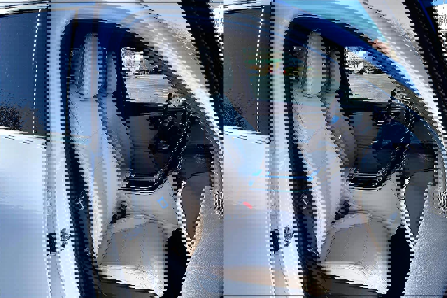 Used 2025 Mercedes-Benz GLC 300 4MATIC image 9