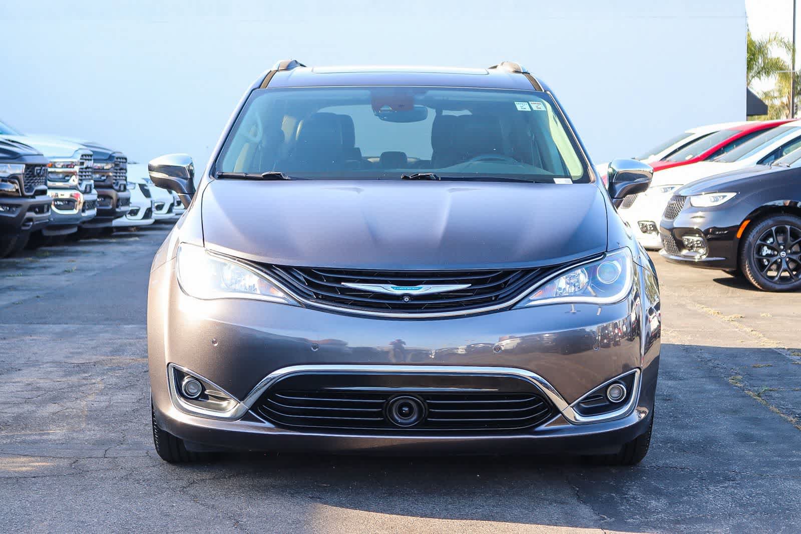 Used 2019 Chrysler Pacifica Limited w/ Advanced Safetytec Group FWD image 2