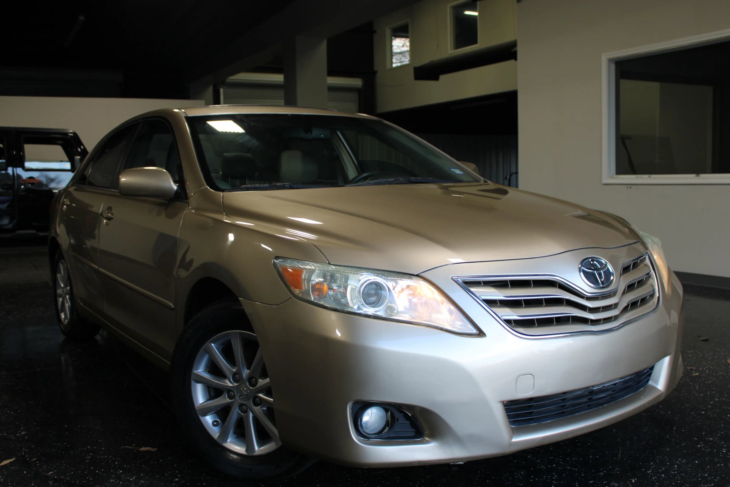 Used 2010 Toyota Camry XLE image 1