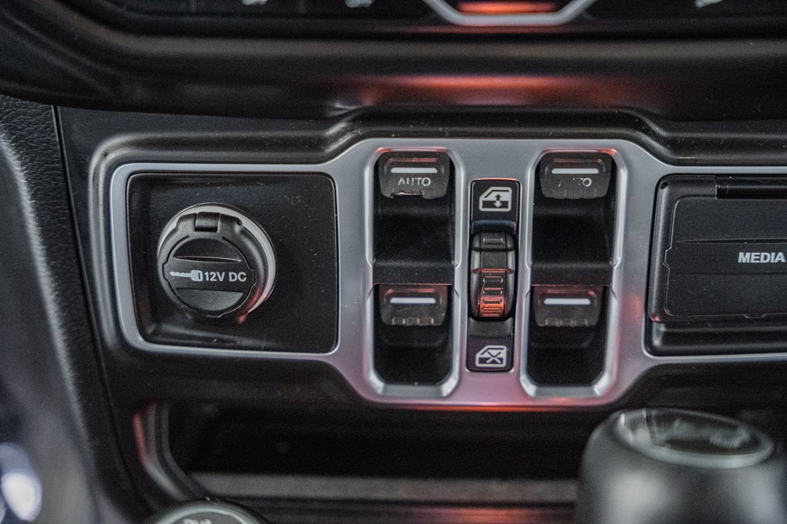Used 2018 Jeep Wrangler Unlimited Sahara AWD/4WD image 31