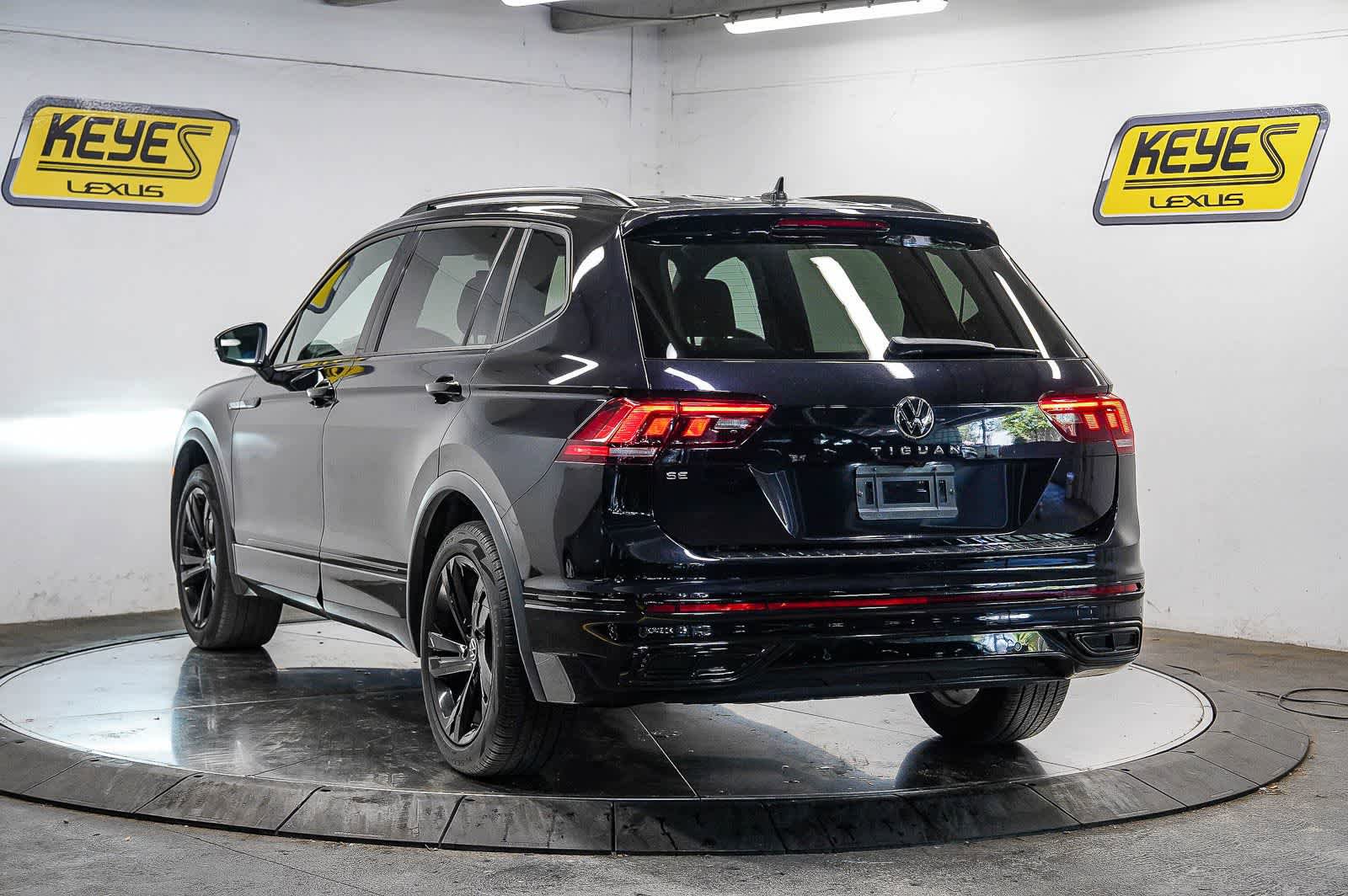 Used 2023 Volkswagen Tiguan SE R-Line FWD image 2