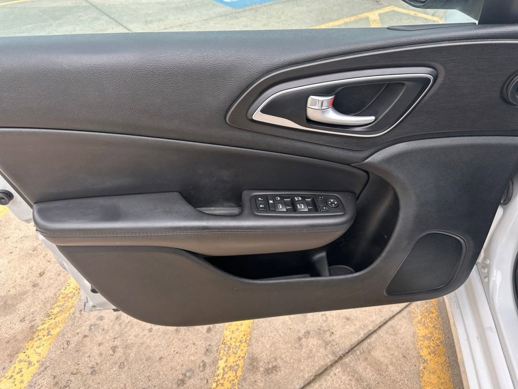 Used 2017 Chrysler 200 Limited Platinum FWD image 9