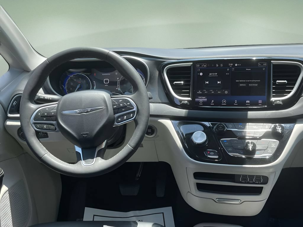 Used 2023 Chrysler Pacifica Touring-L FWD image 13