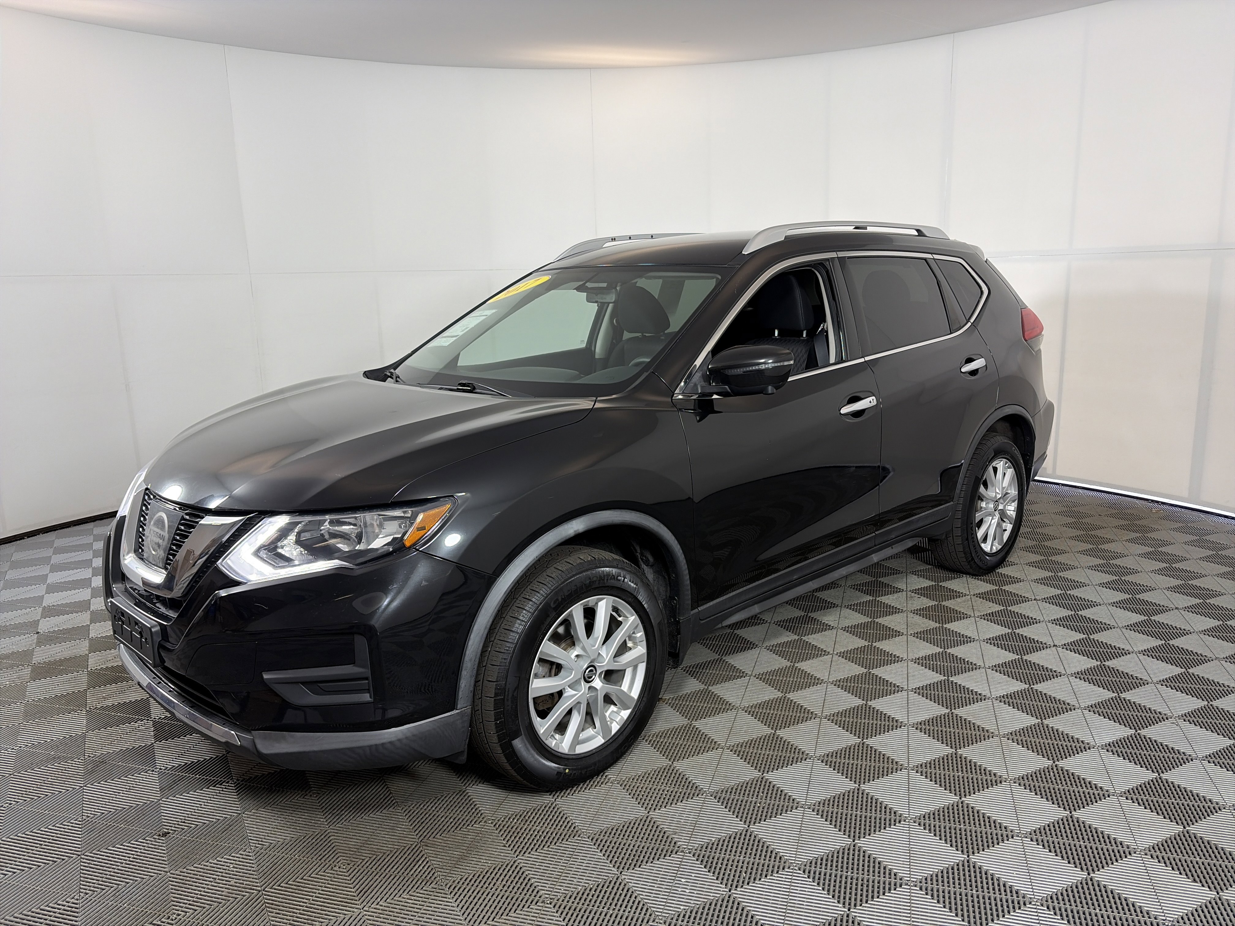 Used 2017 Nissan Rogue SV w/ SV Premium Package image 2