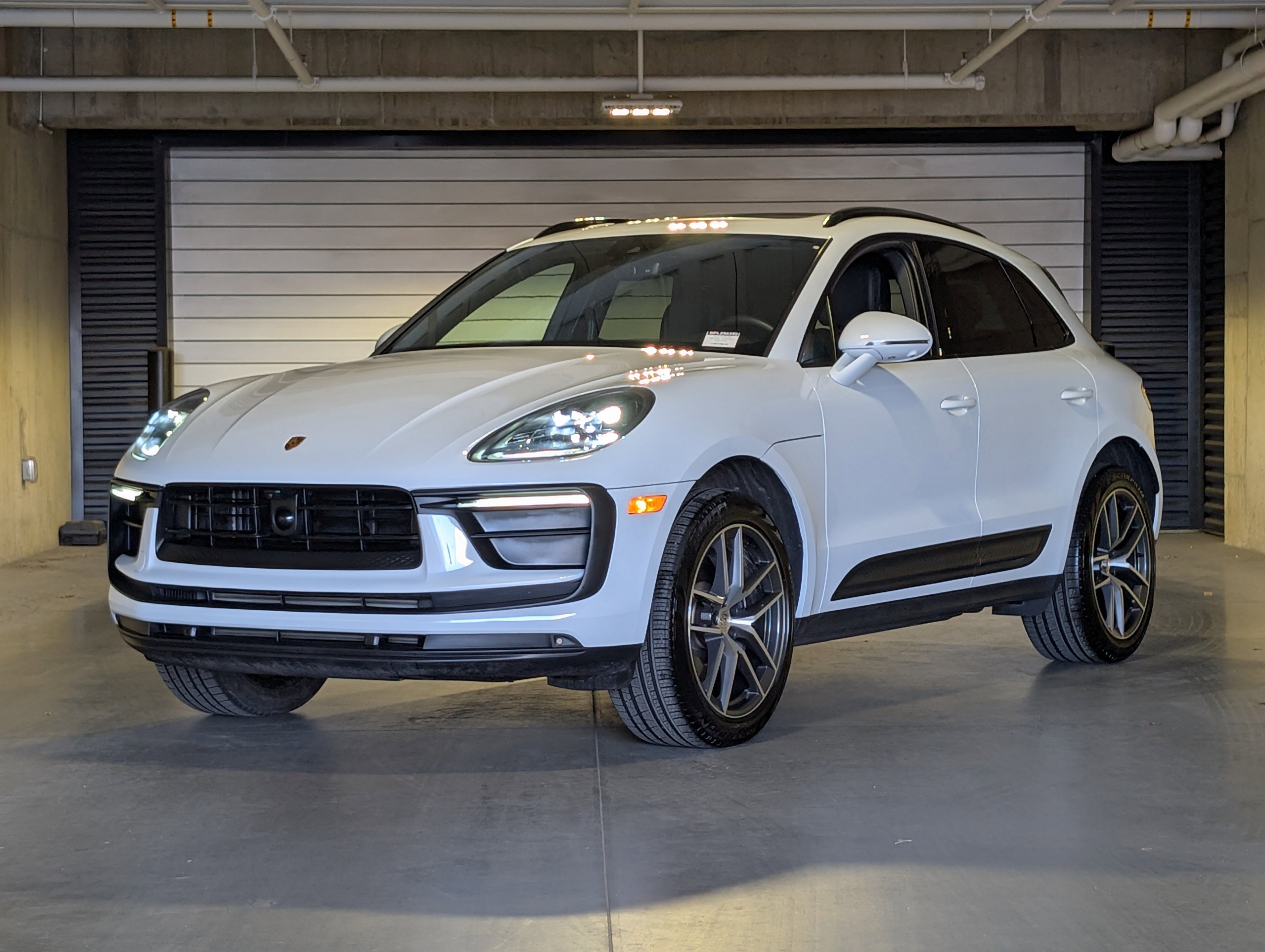 Certified 2025 Porsche Macan image 1