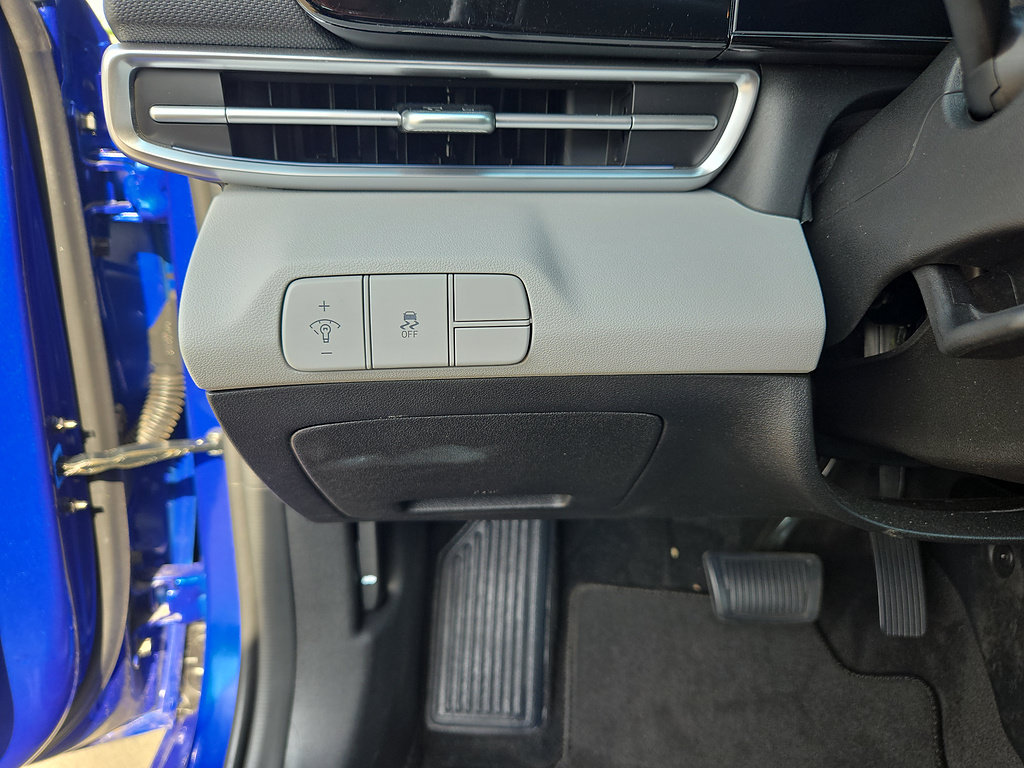 Certified 2025 Hyundai Elantra Limited FWD image 16