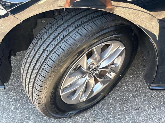 Used 2024 Toyota Sienna LE FWD image 24