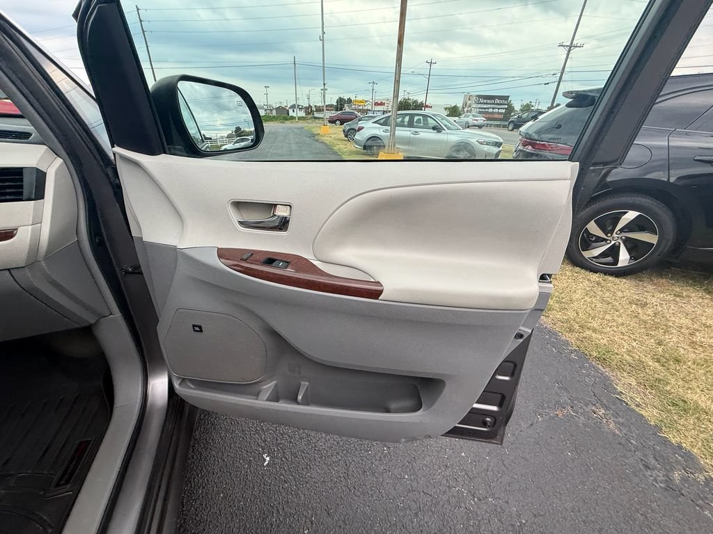 Used 2014 Toyota Sienna XLE w/ XLE Premium Package FWD image 22