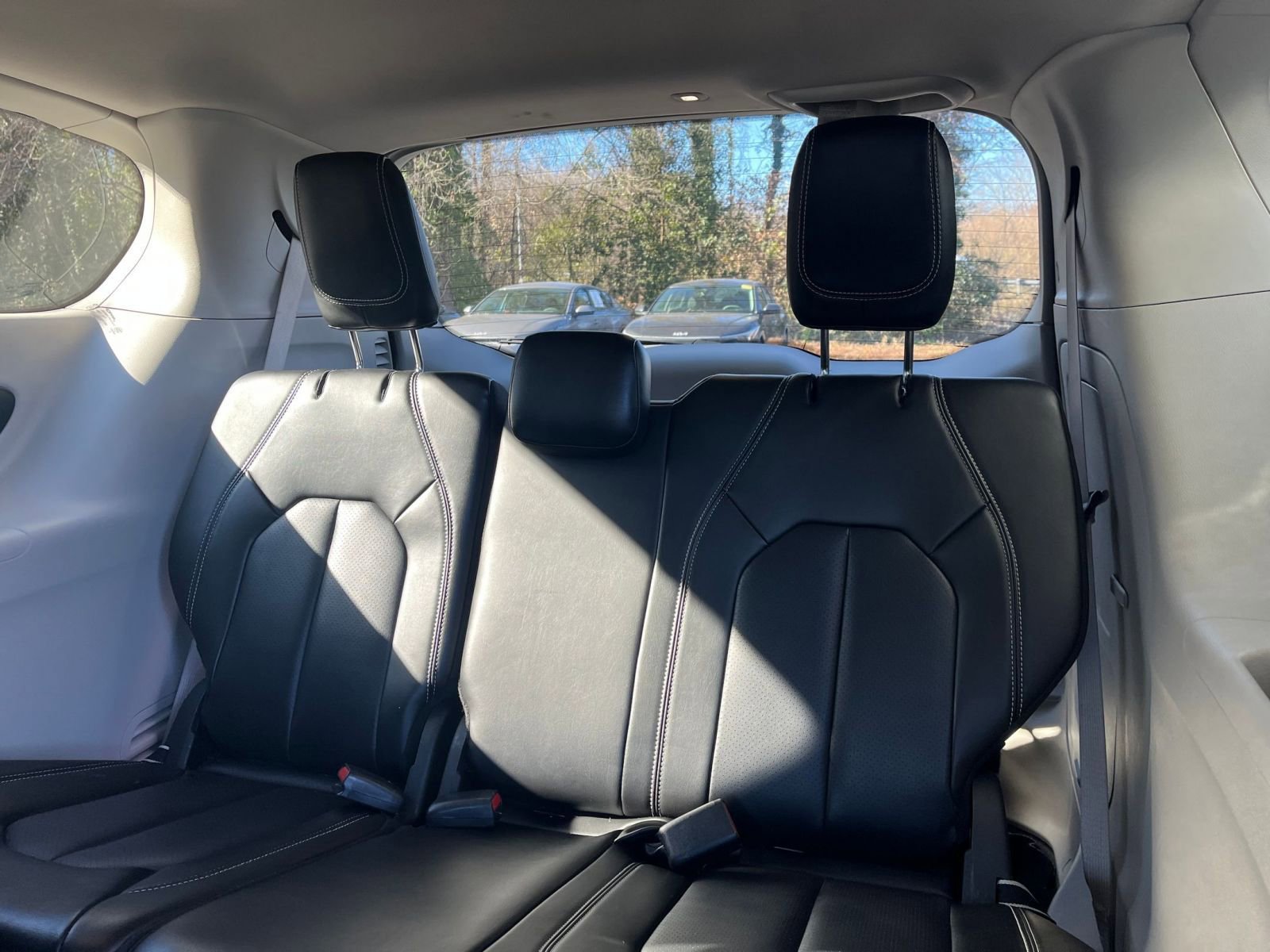 Used 2023 Chrysler Pacifica Touring-L image 30